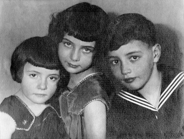 #nivoslider-622-caption-1 three children